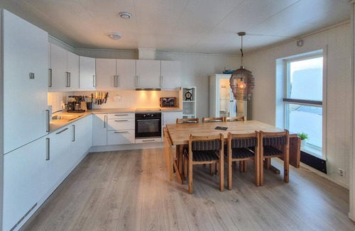 Lykling Apartment | Stunning apartment in Finnås with house sea view