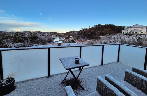 Lykling Apartment | Stunning apartment in Finnås with house sea view