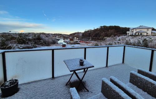 Lykling Apartment | Stunning Apartment In Finnås With House Sea View