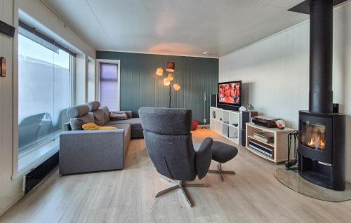 Lykling Apartment | Stunning Apartment In Finnås With House Sea View