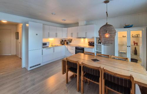 Lykling Apartment | Stunning Apartment In Finnås With House Sea View