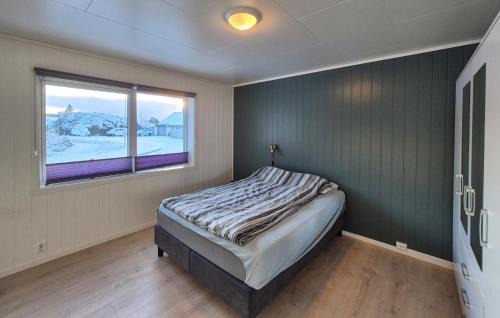 Lykling Apartment | Stunning Apartment In Finnås With House Sea View
