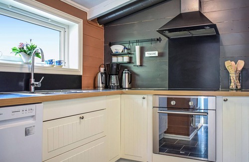 Suldal Apartment | Stunning apartment in Hebnes with house sea view