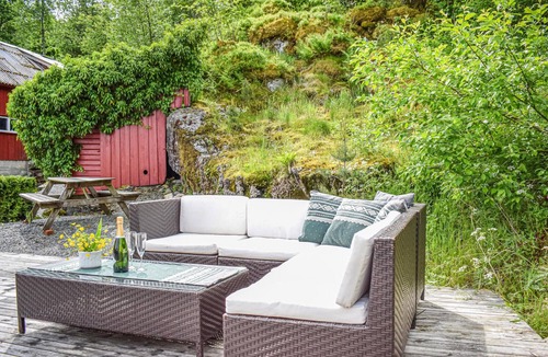 Suldal Apartment | Stunning apartment in Hebnes with house sea view