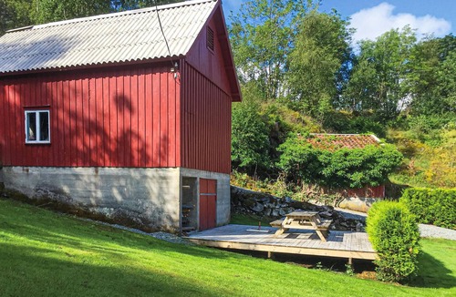 Suldal Apartment | Stunning apartment in Hebnes with house sea view