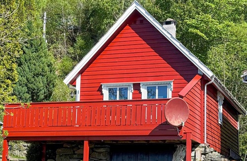 Kvam House | Stunning home in ålvik with house sea view