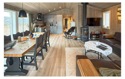 Nissedal House | Stunning Home In Åmli With House A Mountain View
