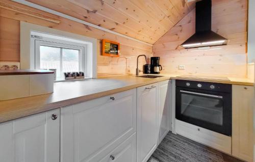 Bomlo House | Stunning Home In Finnås With Wifi