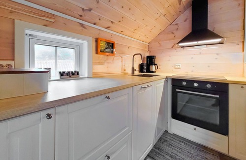 Bomlo House | Stunning home in Finnås with WiFi