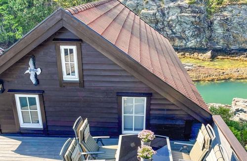 Bomlo House | Stunning home in Finnås with WiFi