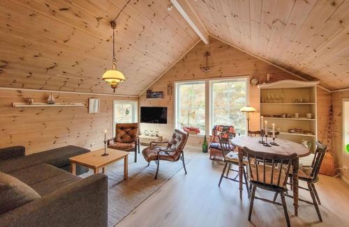 Bomlo House | Stunning home in Finnås with WiFi