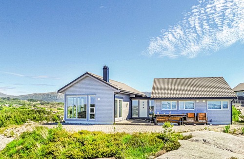 Fitjar House | Stunning home in Fitjar with house sea view