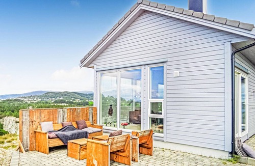 Fitjar House | Stunning home in Fitjar with house sea view