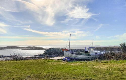 Bogoyvaer House | Stunning Home In Kverva With Harbor View