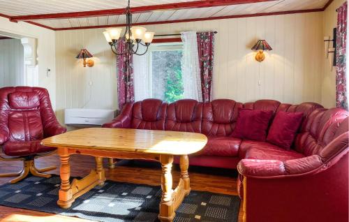 Bogoyvaer House | Stunning Home In Kverva With Harbor View