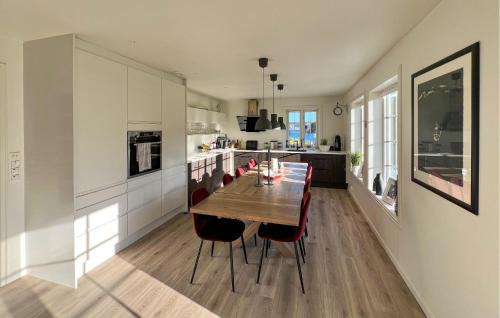 Lyngdal House | Stunning Home In Lyngdal With Wifi