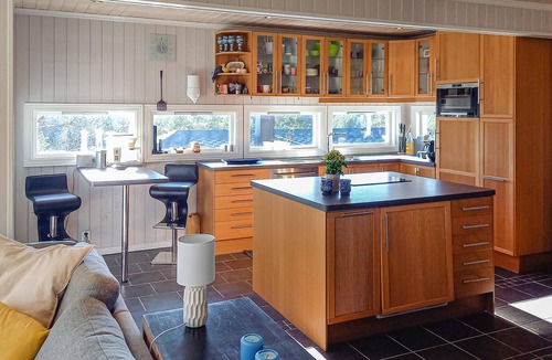 Mandal House | Stunning home in Mandal with kitchen