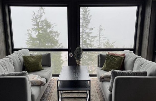 B House | Stylish cabin at Lifjell with jacuzzi and sauna