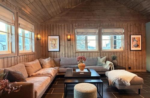 Hemsedal House | Stylish cabin near Hemsedal ski resort, 200 m to slopes & lift