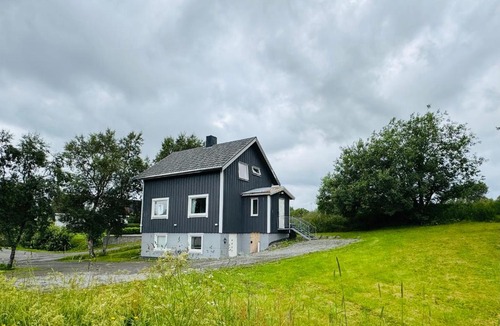 Leknes House | Stylish Private Rooms in Lofoten Guesthouse