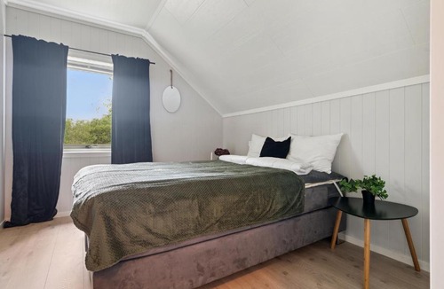 Leknes House | Stylish Private Rooms in Lofoten Guesthouse