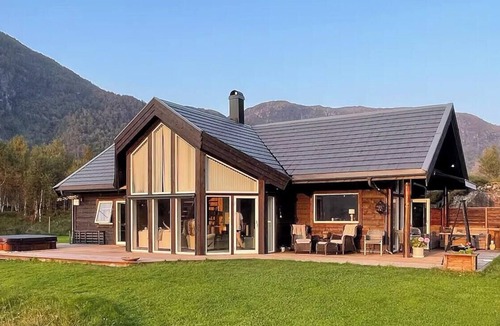 Naustdal House | Sunny cabin with fjord views in Redal