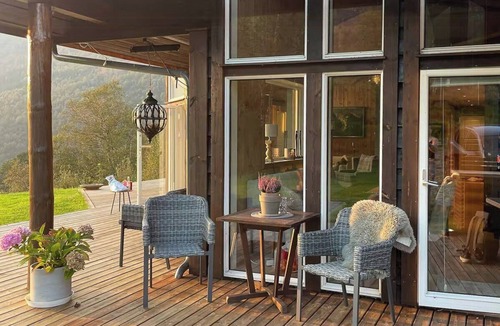 Naustdal House | Sunny cabin with fjord views in Redal