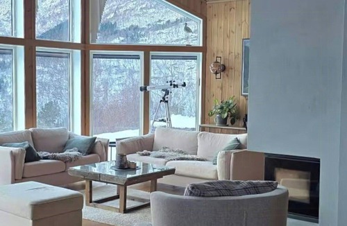 Naustdal House | Sunny cabin with fjord views in Redal