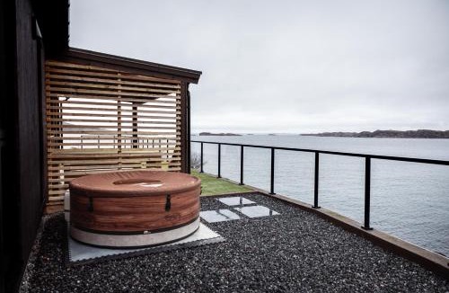 Askvoll House | Sunset Island Retreat, Ocean Cabin with Hot Tub