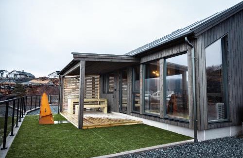 Askvoll House | Sunset Island Retreat, Ocean Cabin with Hot Tub