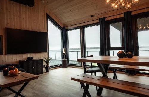 Askvoll House | Sunset Island Retreat, Ocean Cabin with Hot Tub