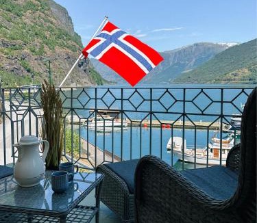 Flam House | Svingen Guesthouse - Panoramic Fjord Views in Flåm