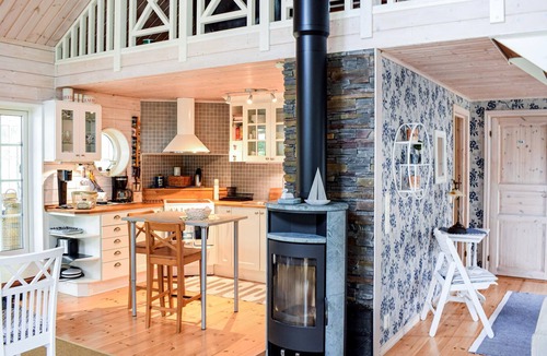Fora House | The cottage invites you to a nice vacation with an open plan solution and high ceiling in the living