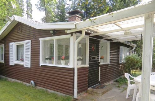 Hastveda House | The cozy cottage is located on a large, sheltered plot near the river Helgå.