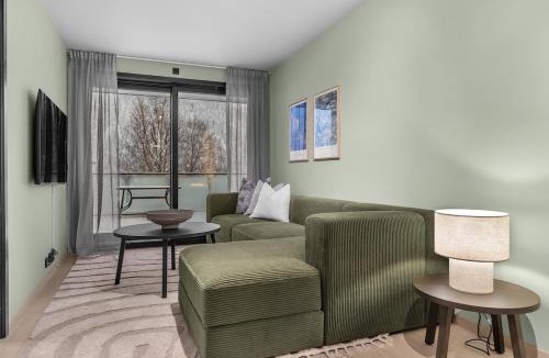 Tromsdalen Apartment | The green lounge - a lovely home with free indoor parking!