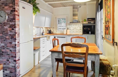 Arendal House | The Woodpecker Cottage Tree