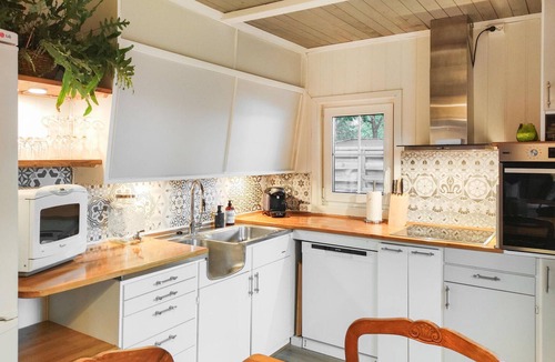 Arendal House | The Woodpecker Cottage Tree