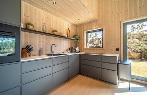 Kviteseid House | This wooden villa is suitable for 8 people. Located in the middle of nature with a view of a lake and just a few minutes' drive from the center of Vrådal.