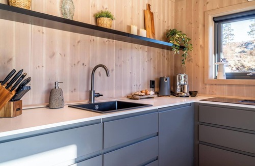 Kviteseid House | This wooden villa is suitable for 8 people. Located in the middle of nature with a view of a lake and just a few minutes' drive from the center of Vrådal.