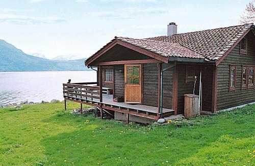Eid House | Three-Bedroom Holiday home in Nordfjordeid 2