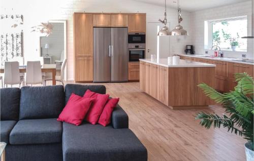 Kopingsvik House | Three-Bedroom Holiday Home In Kopingsvik