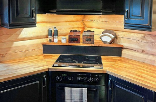 Nissedal House | Timber cabin with hot tub and views