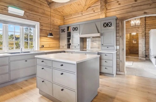 Rollag House | Timber cabin with hot tub and ski runs in Veggli