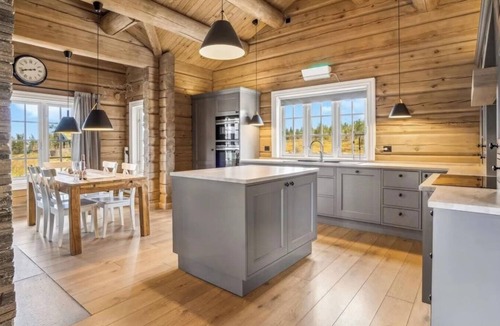Rollag House | Timber cabin with hot tub and ski runs in Veggli