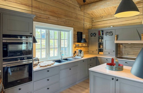 Rollag House | Timber cabin with hot tub and ski runs in Veggli