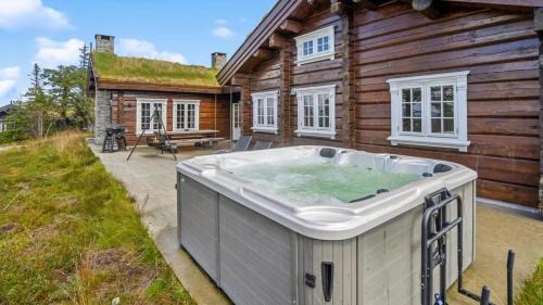 Rollag House | Timber Cabin With Hot Tub And Ski Runs In Veggli