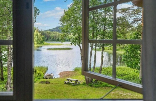 Hestra House | Timber cabin with sauna by the lake in Isaberg