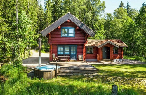 Hestra House | Timber cabin with sauna by the lake in Isaberg