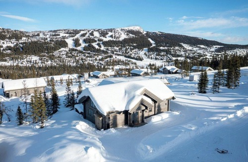 Skeikampen House | Timber cabin with ski slope and sauna