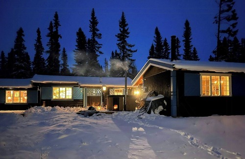 Trysil House | Timber cabin with wood-fired hot tub in Trysil